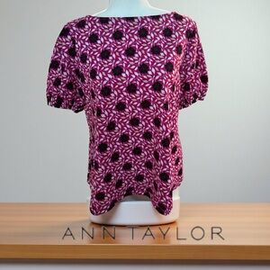 Ann Taylor Floral 🩷🖤 puff sleeve top buttons down back size Large